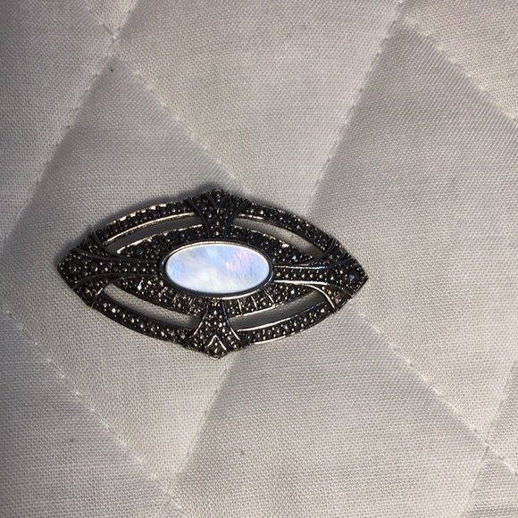 Vintage Victorian Style Marcasite Marquise Mother Of Pearl Oval Shape Pin Brooch - Picture 2 of 6